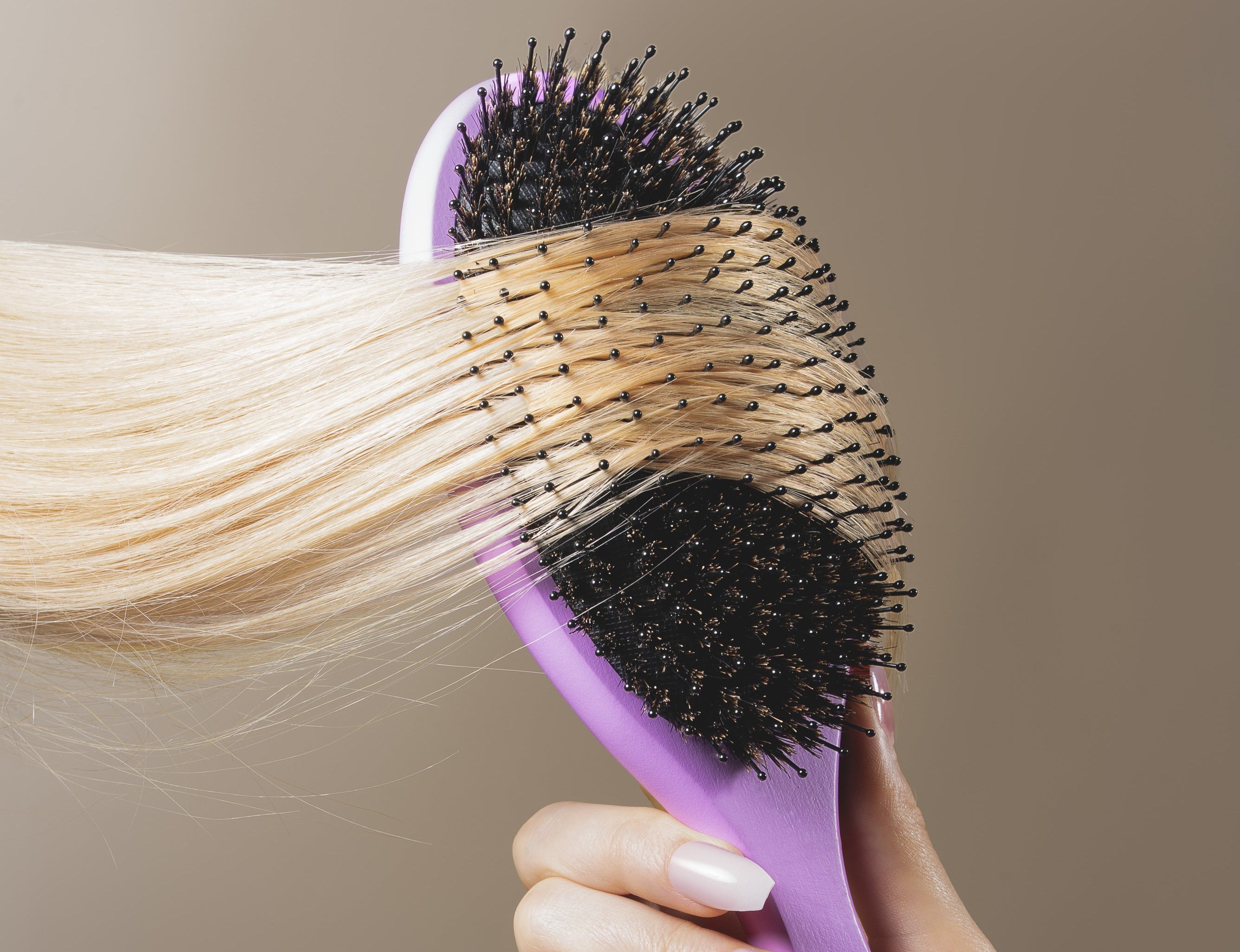 Your Hair Brush i lila som skonsamt reder ut blont hår och motverkar friss för starkt och friskt hår.