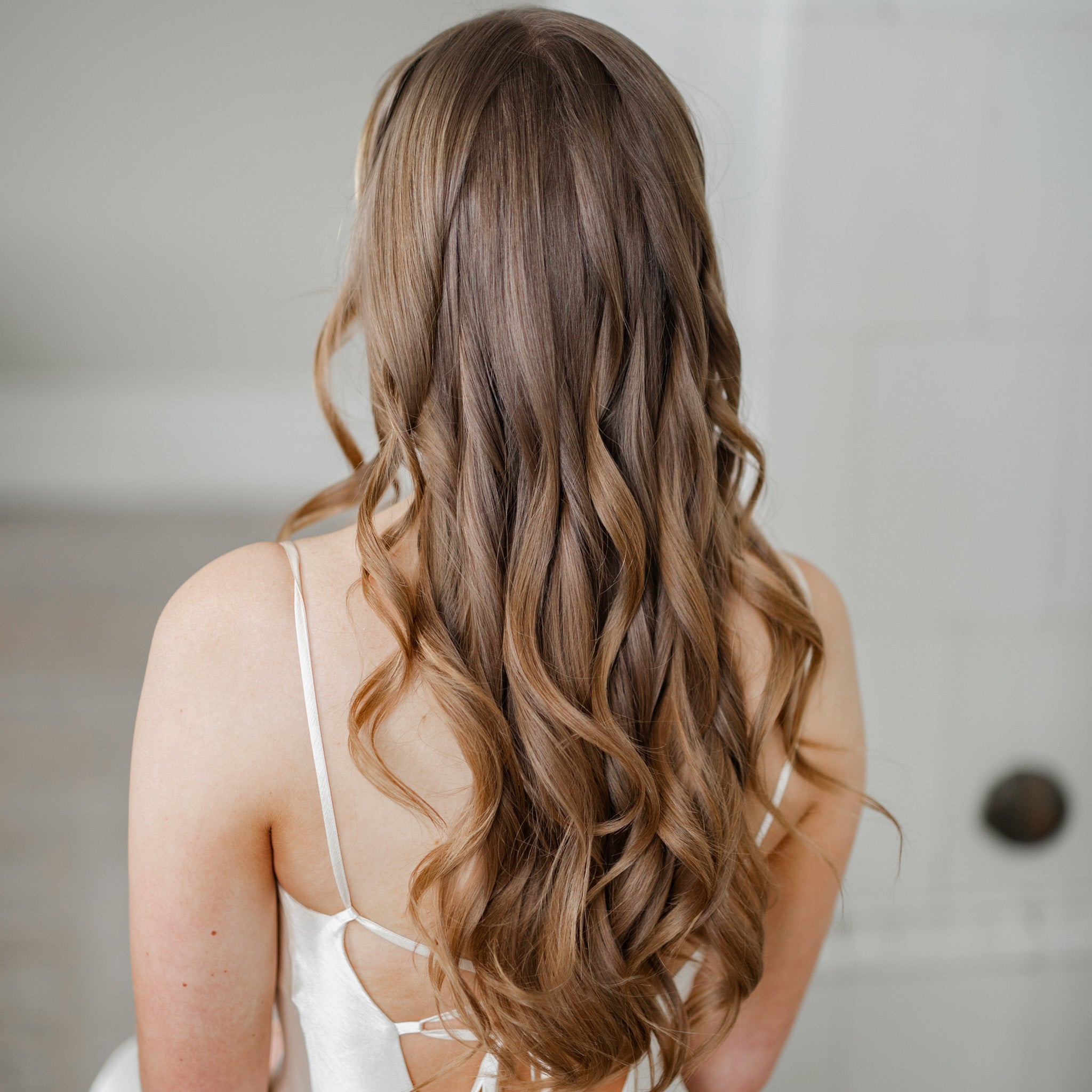 Your Curl Wand från Molimenti. Profilbild på kvinna med lockigt hår stylat med Your Curl Wand från Molimenti. Lockarna är definierade och friska, med naturlig volym.