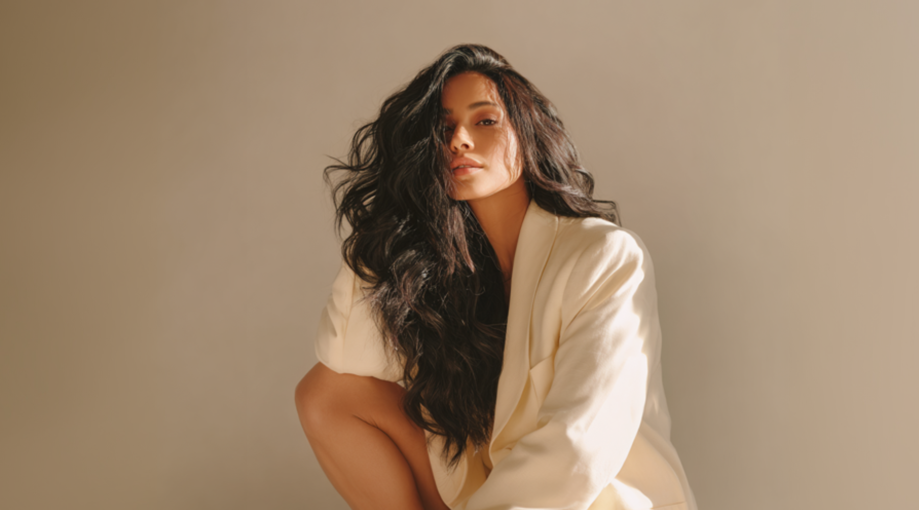 Kvinna visar upp sitt glansiga, välborstade hår efter att ha använt Your Hair Brush från Molimenti. Håret ser friskt, mjukt och naturligt stylat ut, med en synlig lyster som framhäver borstens effekt.