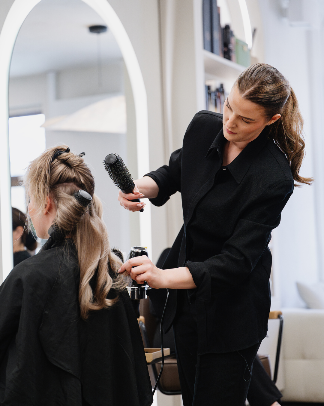 Elin Molimenti, grundare och professionell frisör med över 20 års erfarenhet, visar hur hon använder Your Hair Brush från Molimenti. Bilden fångar borstens skonsamma teknik och expertens passion för hårvård i praktiken.