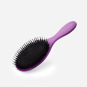 Your Hair Brush – Lavender Large från Molimenti, fotograferad mot en ljusgrå bakgrund. Lila ergonomiskt handtag med svart borsthuvud i svinborst och nylonpiggar, placerad med mjukt skuggspel för att framhäva form och färg.