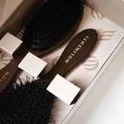 Produktbild på Your Hair Brush Set från Molimenti med både den lilla och stora borsten i färgen Coffee. Borstarna ligger sida vid sida och visar upp den eleganta designen och storleksskillnaden, perfekta för både vardagsbruk och resor.