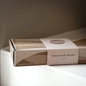 Your Hair Brush från Molimenti fotograferad tillsammans med sin exklusiva förpackning. Den eleganta boxen framhäver borstens premiumkänsla och svenska design – perfekt som gåva eller lyxig del av din hårvårdsrutin.