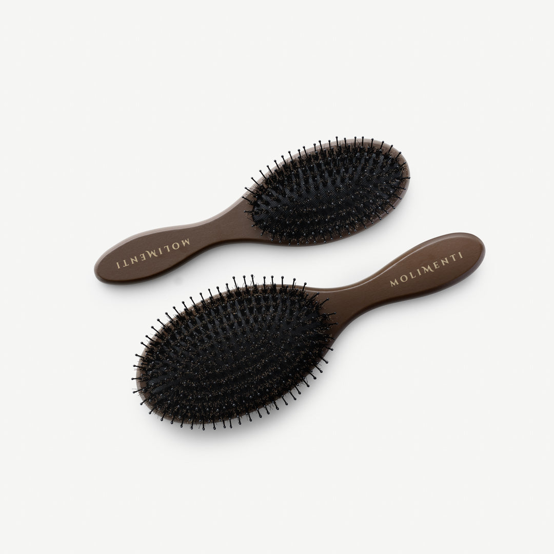 Studiobild på Your Hair Brush Set från Molimenti med både den lilla och stora borsten. Borstarna i matchande design visas mot en neutral bakgrund och framhäver storleksskillnaden, den svenska designen och den skonsamma borstblandningen.