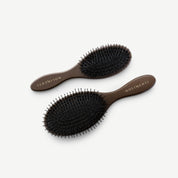 Studiobild på Your Hair Brush Set från Molimenti med både den lilla och stora borsten. Borstarna i matchande design visas mot en neutral bakgrund och framhäver storleksskillnaden, den svenska designen och den skonsamma borstblandningen.