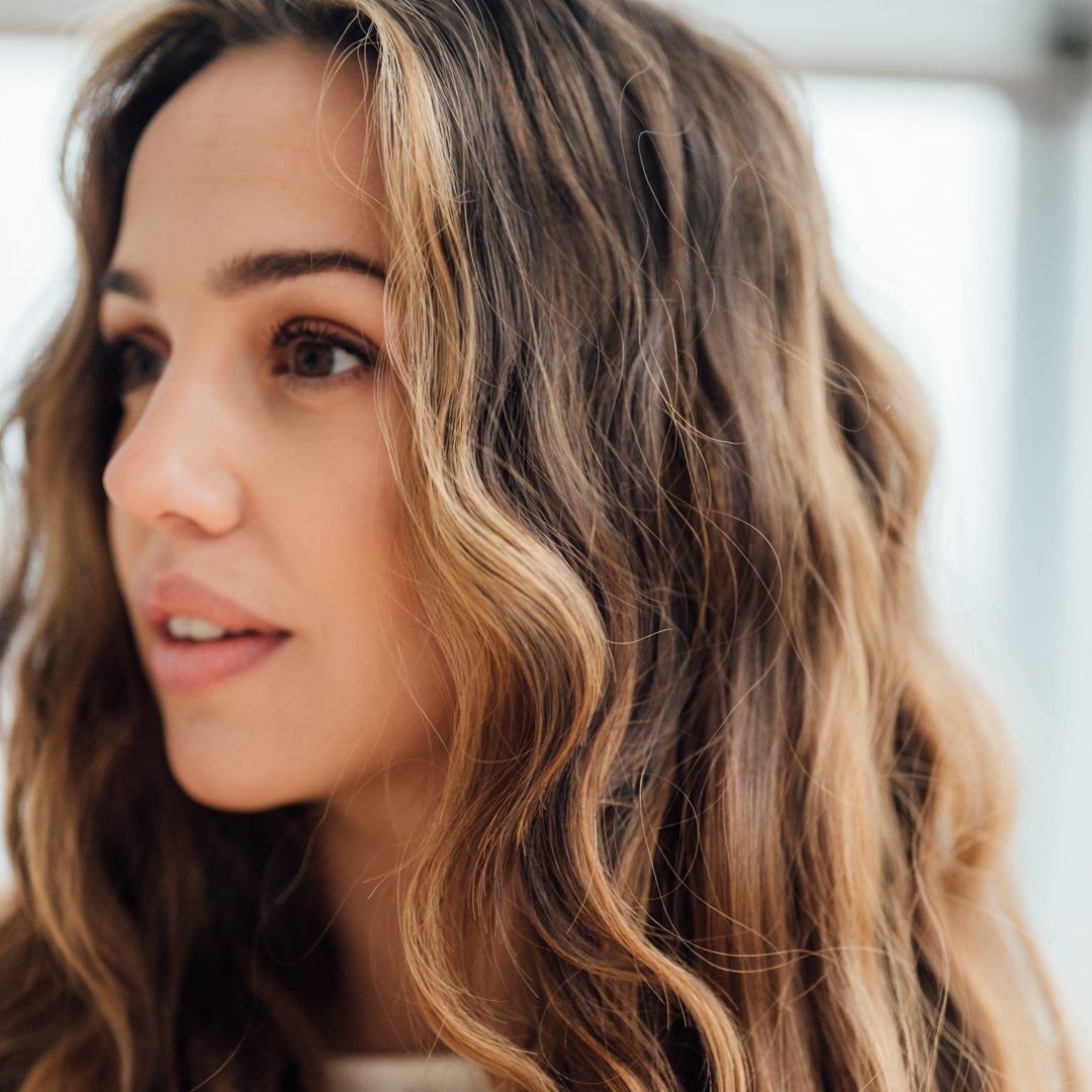 Vågtång från Molimenti. Närbild på modell med mjuka beach waves stylade med Your Wave Wand från Molimenti. Lockarna är naturliga, glansiga och definierade, med en avslappnad och solkysst känsla som framhäver verktygets effekt.